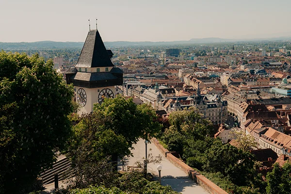 Blick vom Glockenturm in Graz auf den Uhrturm und auf die Dächer von Graz