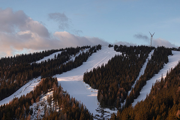 Blick auf die Skipisten vom Salzstiegl - ganz oben am Gipfel befindet sich ein Windrad